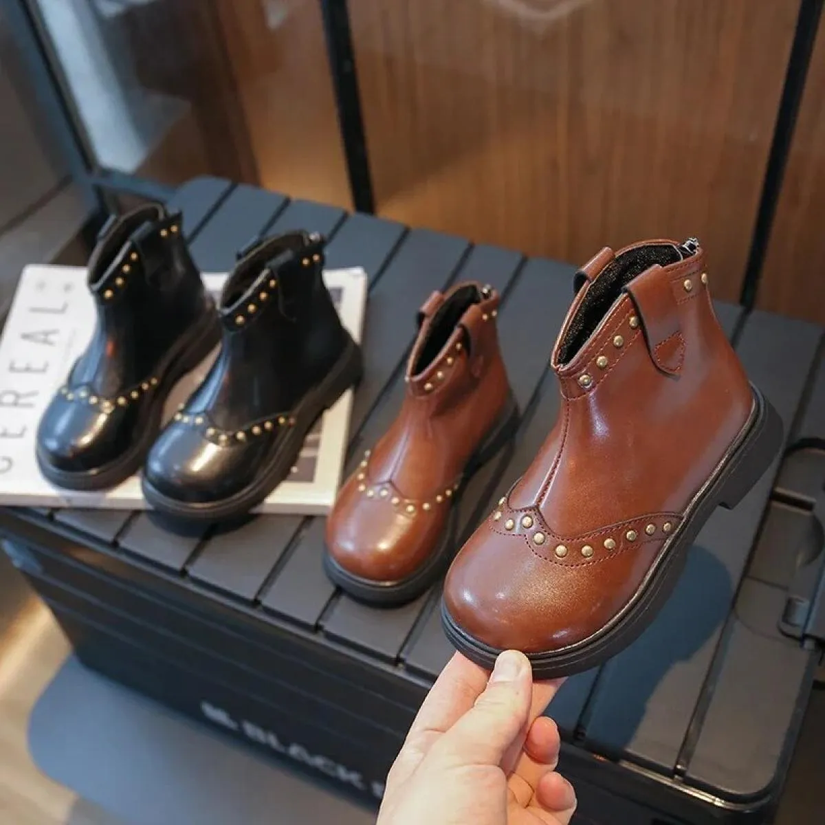 Stivali per bambini Nuovi rivetti alla moda Nero Marrone Stivaletti per bambini Punta tonda Cerniera laterale Stivaletti antisci