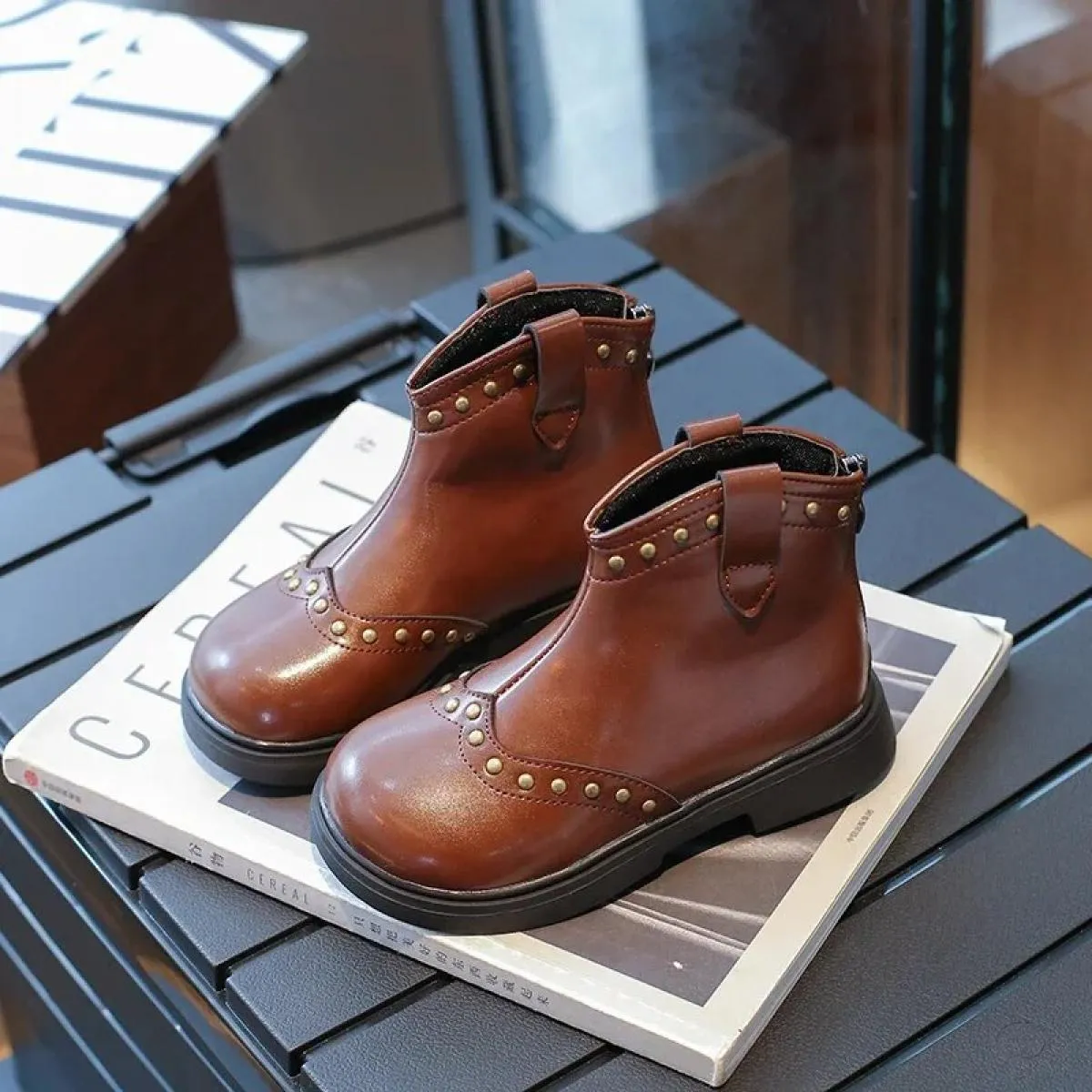 Stivali per bambini Nuovi rivetti alla moda Nero Marrone Stivaletti per bambini Punta tonda Cerniera laterale Stivaletti antisci