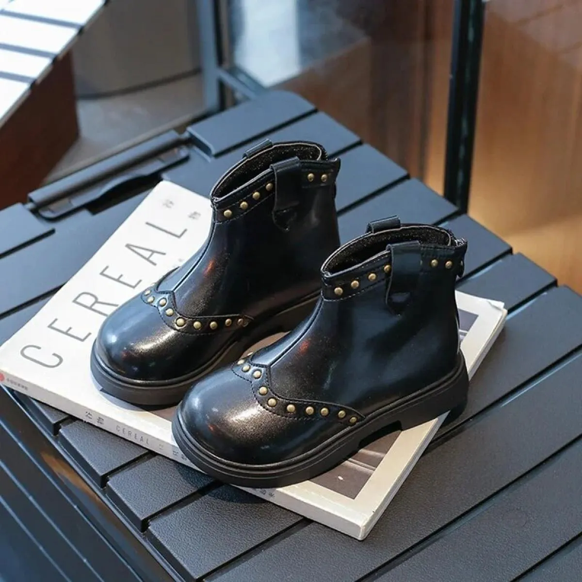 Stivali per bambini Nuovi rivetti alla moda Nero Marrone Stivaletti per bambini Punta tonda Cerniera laterale Stivaletti antisci