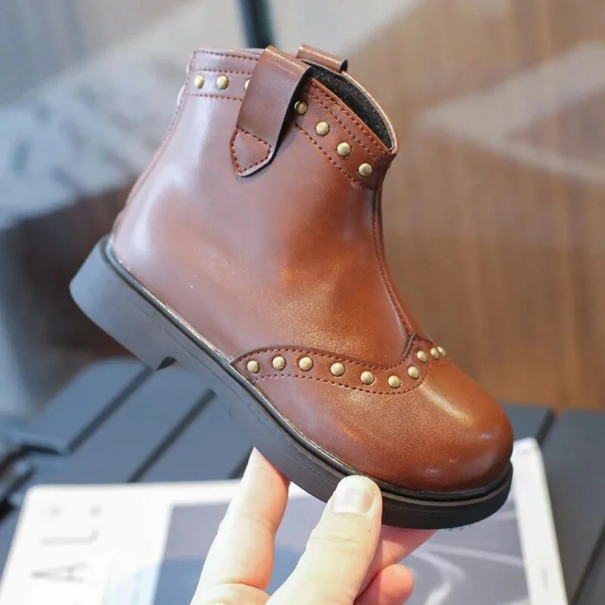 Stivali per bambini Nuovi rivetti alla moda Nero Marrone Stivaletti per bambini Punta tonda Cerniera laterale Stivaletti antisci