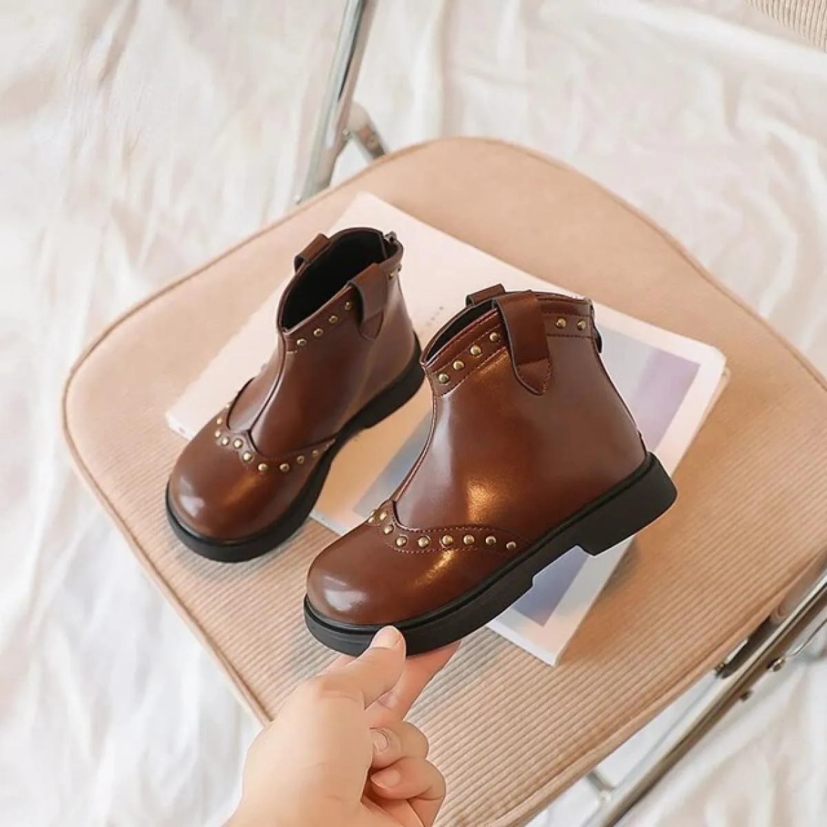 Stivali per bambini Nuovi rivetti alla moda Nero Marrone Stivaletti per bambini Punta tonda Cerniera laterale Stivaletti antisci