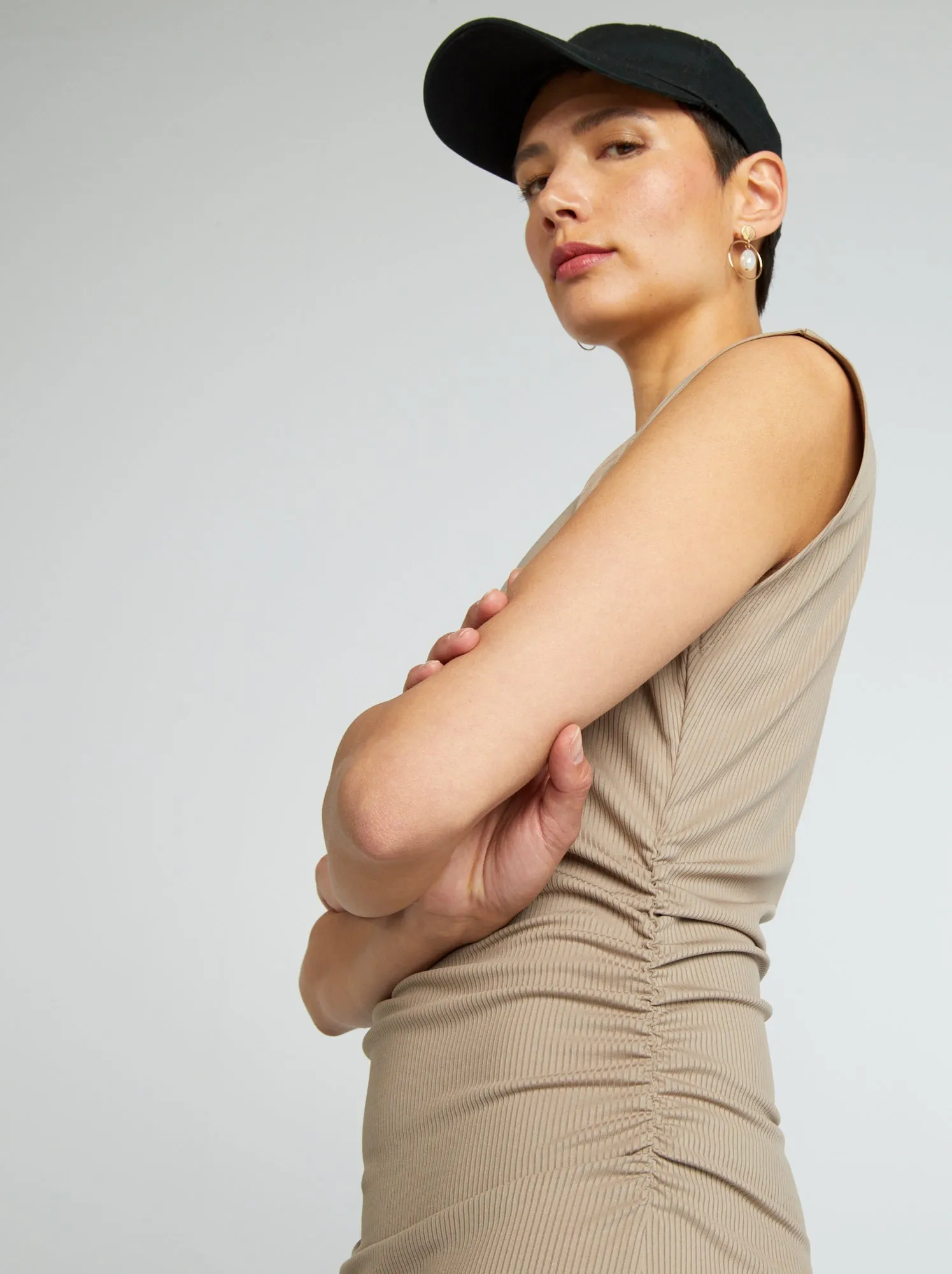 Vestito aderente in maglia a coste - BEIGE
